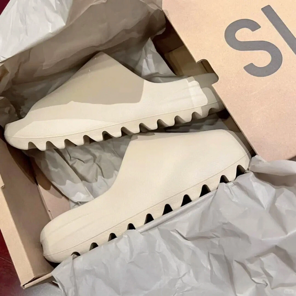 Yeezy Slides - Onyx/Bone/Salt