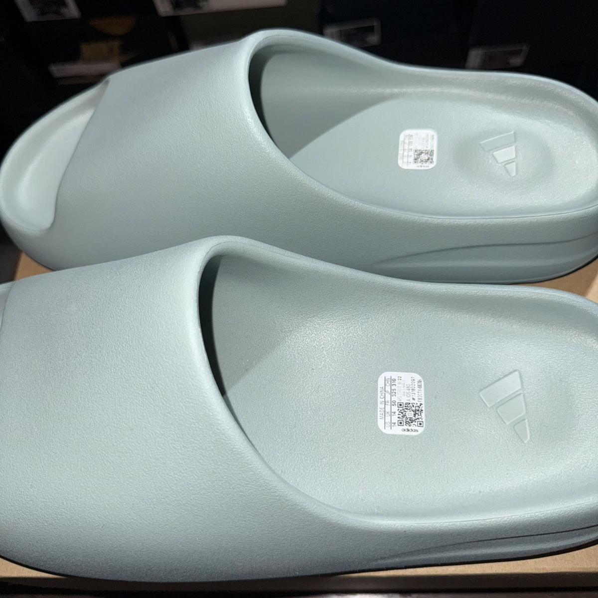 Yeezy Slides - Onyx/Bone/Salt